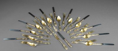 un grand nombre de cuillères et de fourchettes disposées en cercle