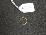 un gros plan sur une bague et une étiquette de prix posées sur une table