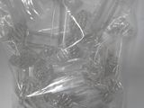 un sac en plastique contenant plusieurs brosses à dents