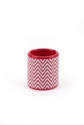 une tasse rouge et blanche ornée d'un motif en chevrons