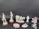 plusieurs figurines de types et de tailles variés posées sur un fond noir