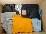 une boîte en carton remplie de vêtements et un sac