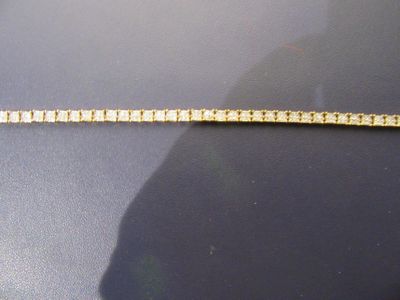 une chaîne en or posée sur une table