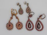 trois paires de boucles d'oreilles et une paire de boucles d'oreilles
