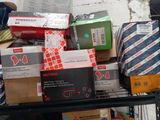 de nombreuses boîtes et cravates sur une étagère dans un magasin