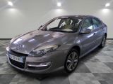 la photo d'une voiture argentée garée dans un garage