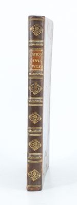 un livre posé sur une table