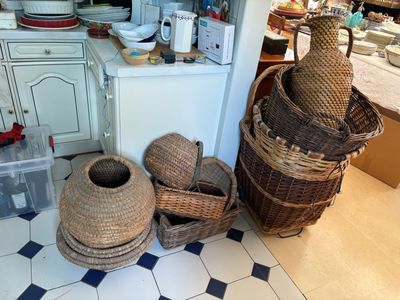 de nombreux paniers posés par terre dans la cuisine