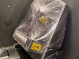 une machine posée sur un comptoir