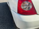 la photo d'une voiture blanche garée dans un parking