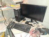 un bureau équipé d'un ordinateur, d'un clavier, d'une souris et d'un écran