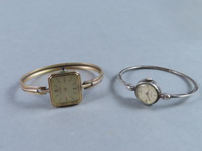 deux bagues et une montre posées sur une table