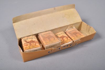une boîte de savons posée sur une table