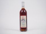 une bouteille de vin posée sur une table