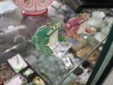 une vitrine en verre sur laquelle sont disposées diverses figurines