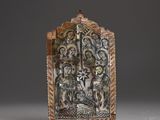 une photo d'une plaque en bois sur laquelle figure l'image d'un groupe de personnes