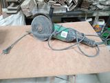 une machine posée sur une table
