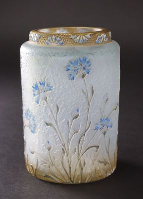 un vase blanc orné de fleurs bleues