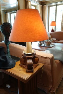 une lampe posée sur une table dans un salon