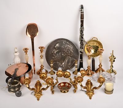 un grand nombre d'objets différents posés sur une table