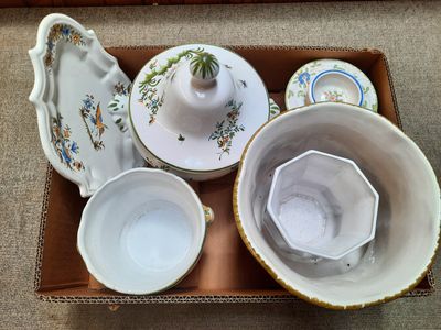 une boîte contenant toute une gamme de bols et de tasses
