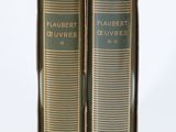Deux livres sont posés l'un à côté de l'autre sur une surface blanche