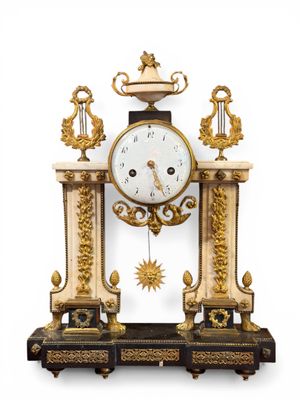 PENDULE en portique en marbre et bronze, le cadran rond émai…