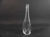 un vase en verre posé sur une table