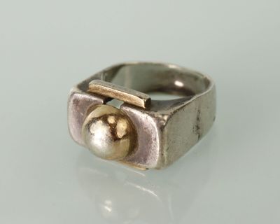 bague en argent et en or ornée d'une perle au centre