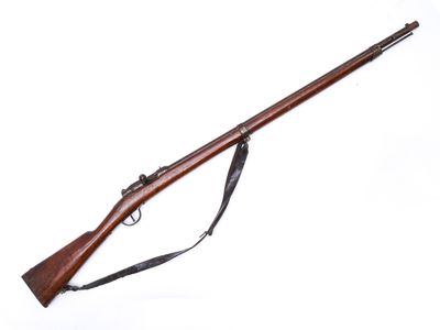 un fusil avec un canon en bois et une bretelle, sur fond blanc