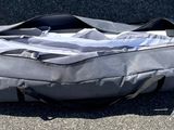 un sac de voyage posé par terre