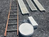 une échelle, un saladier et une assiette posés par terre