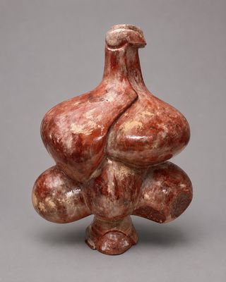 un gros plan d'un vase posé sur une table, sur fond gris