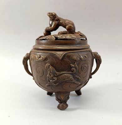 JAPON - XIXème siècle. Brule parfum en bronze à patine brune…