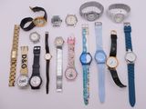 un grand nombre de montres posées sur une table