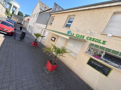 une voiture rouge garée devant un bâtiment