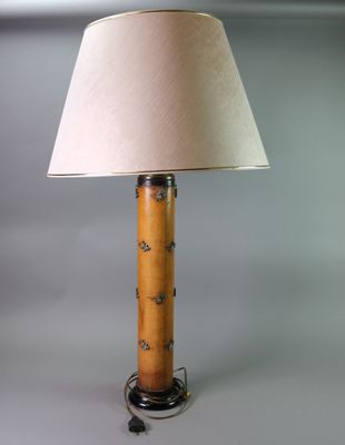 an image of a table lamp with a lamp shade on it