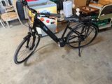un vélo garé dans un garage