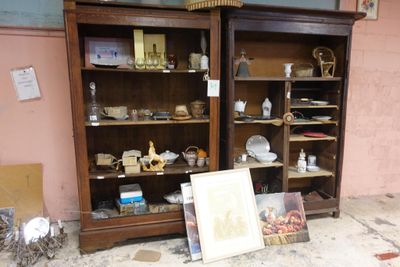 une grande armoire en bois sur laquelle sont posés de nombreux objets