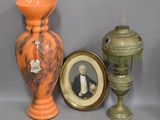trois vases et une photo d'un homme en smoking, disposés les uns à côté des autres