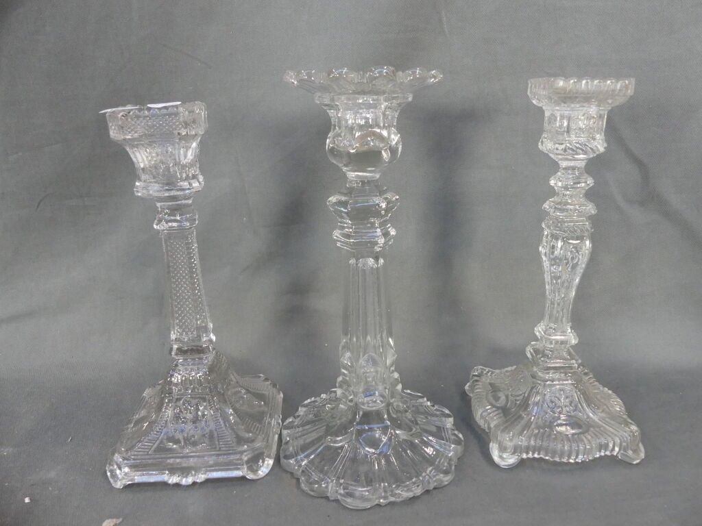 3 flambeaux en verre.