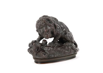 statue en bronze d'un lion sur un rocher sur fond blanc