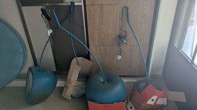 une pièce où se trouvent tout un tas d'objets éparpillés par terre