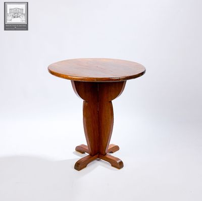 une petite table avec un plateau en bois sur fond blanc