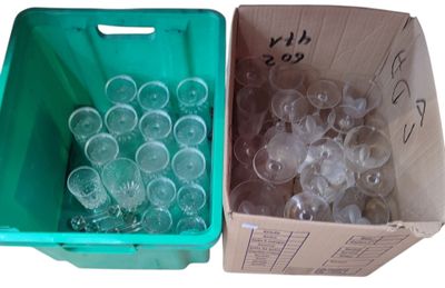 une boîte de verres à vin vides posée à côté d'une boîte de verres à vin vides