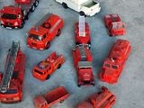 beaucoup de camions de pompiers et de camions miniatures par terre