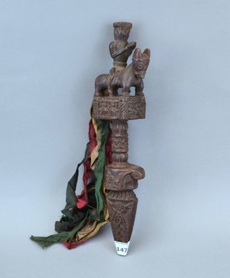 une image représentant une statue d'une femme avec un oiseau sur l'épaule