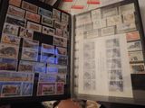 une photo d'une personne tenant un livre sur lequel sont apposés des timbres