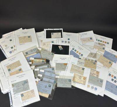 de nombreux types de timbres et d'enveloppes disposés sur une table