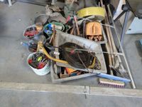 Outillage à mains dont : balais, taloches, scies, etc…